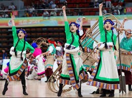 北京男篮全队为周琦庆祝29岁生日，翟晓川送上“蛋糕洗脸”